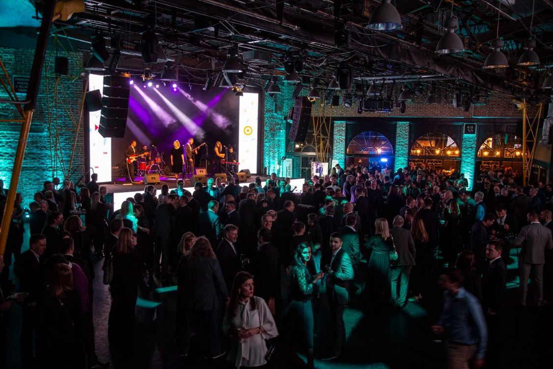 Siemens u Hrvatskoj je krajem siječnja u zagrebačkoj Tvornici Kulture organizirao gala događanje za svoje kupce i partnere pod nazivom Futureshapers 20/20+. Petstotinjak okupljenih najprije je pozdravila predsjednica Uprave Siemensa Hrvatska istaknuvši kako u našoj zemlji trenutno djeluje čak pet Siemensovih kompanija koje ukupno zapošljavaju 840 ljudi: Siemens d.d., Siemens Gamesa Renewable Energy, Healthineers, KPT, a od prije dva mjeseca i Siemens Energy.
