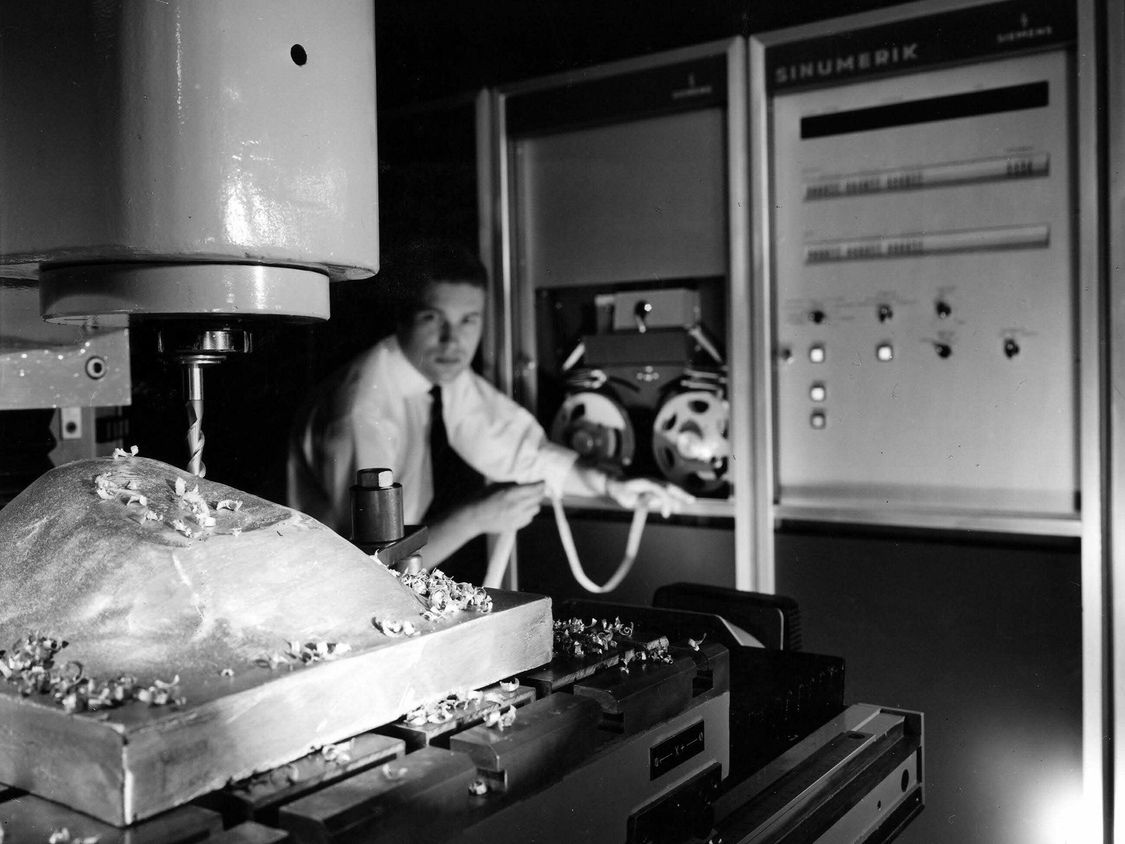 Dreidimensionale Bahnsteuerung SINUMERIK am Modell einer Fräsmaschine, 1967