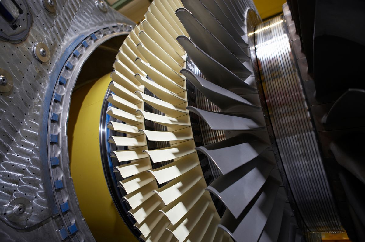 The picture shows the Siemens SGT5-2000E gas turbine. 