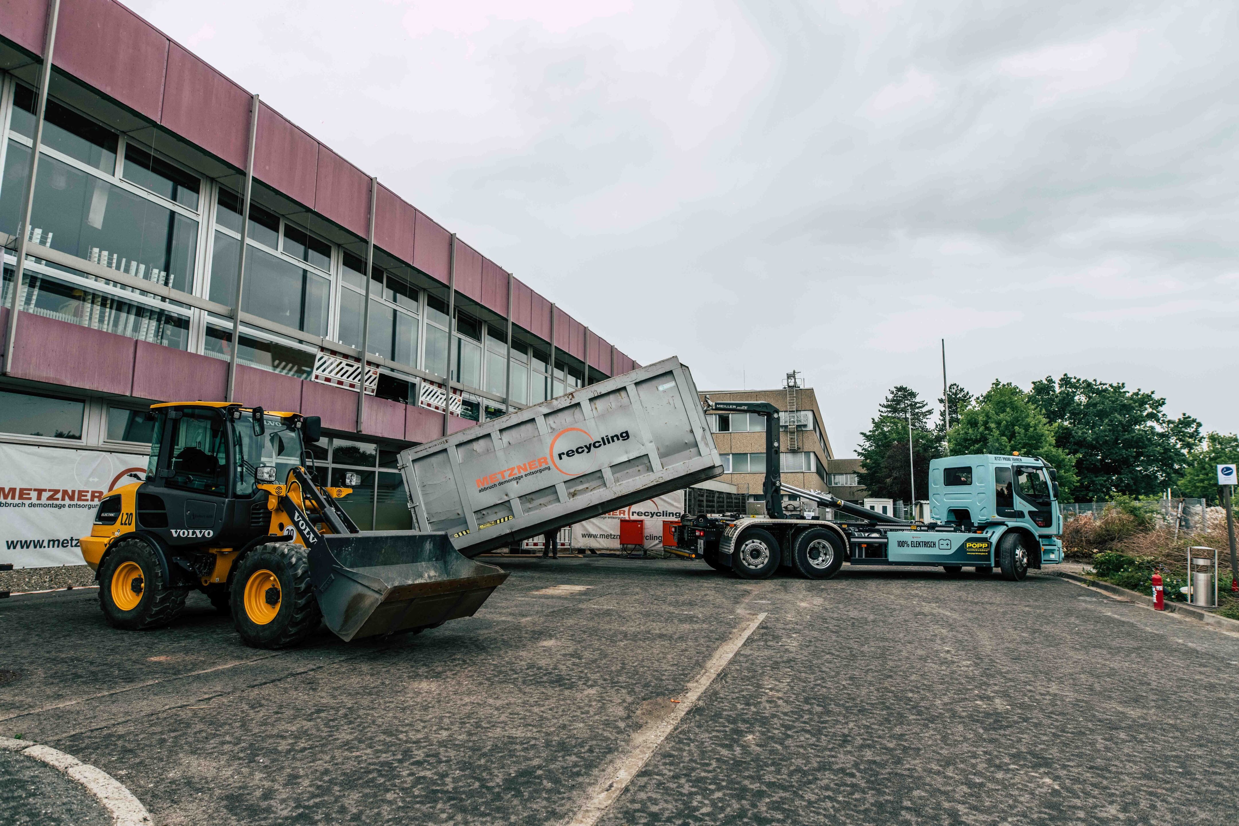 Bontás közben a Volvo e-haszonjárművei. Forrás: Volvo CE/A. Großbointner