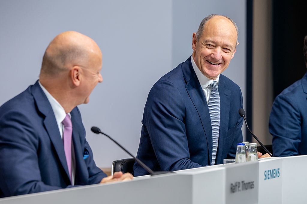 At the beginning of the Annual Press Conference on November 11, 2021: Siemens President and CEO Roland Busch and Chief Financial Officer Ralf P. Thomas in the auditorium at Siemens headquarters in Munich.