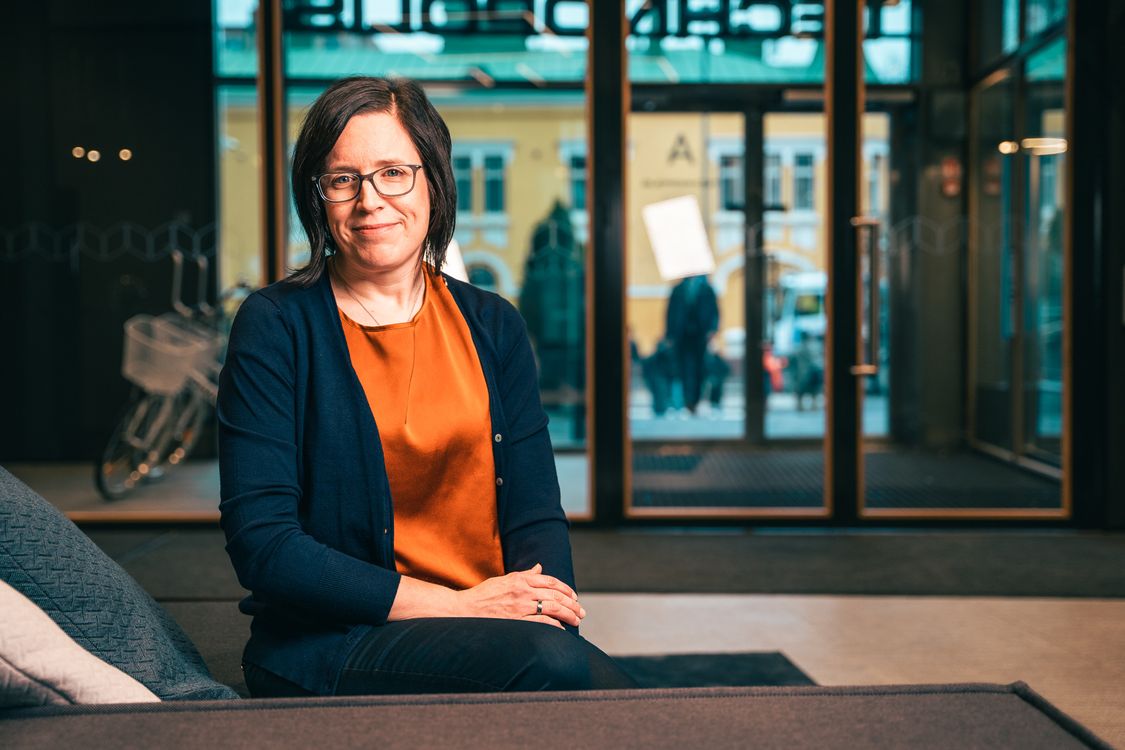 Sosiaali- ja terveysministeriössä erityisasiantuntijana työskentelevä Katri Tytykoski työpaikallaan Tampereella.