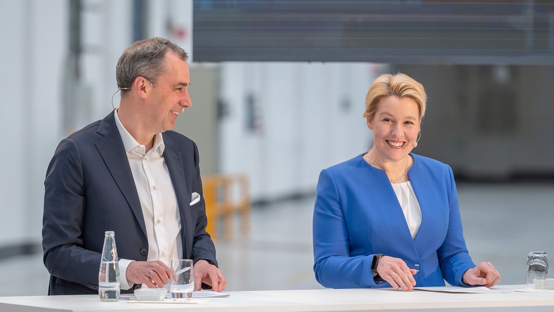 Franziska Giffey, Governing Mayor of Berlin, and Cedrik Neike, member of the Managing Board of Siemens and CEO of Digital Industries