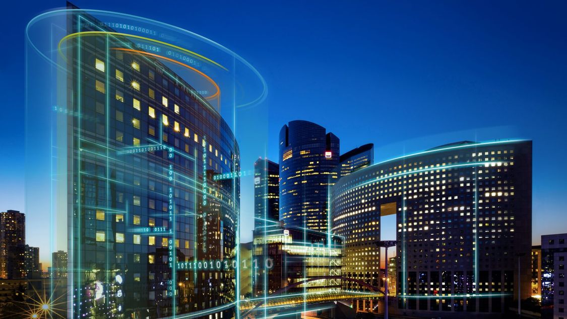 Nachtskyline mit digitalem Layer, der die Digitalisierung von Gebäuden mit Menschen, Technik und Dienstleistungen zeigt.