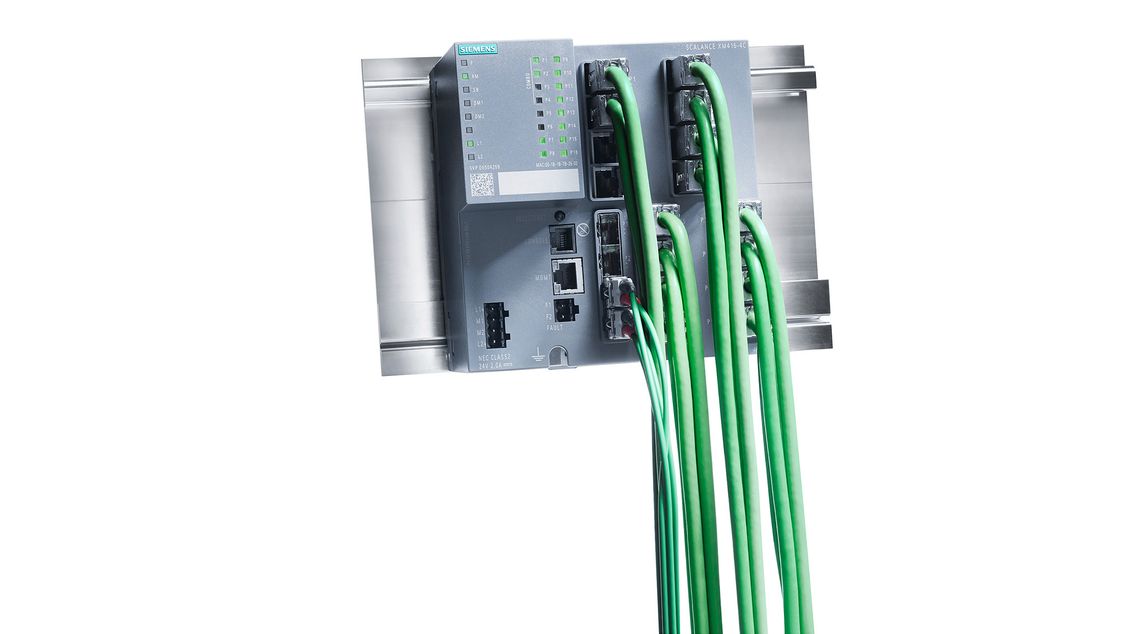 Image of a SCALANCE XM416-4C switch with cabling