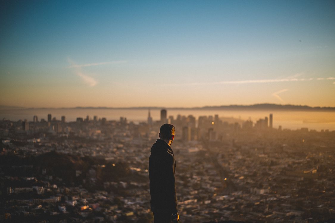 Homem olhando para uma cidade