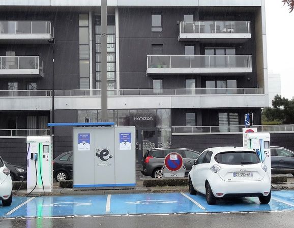 Photo Stations-e et borne de recharge SI