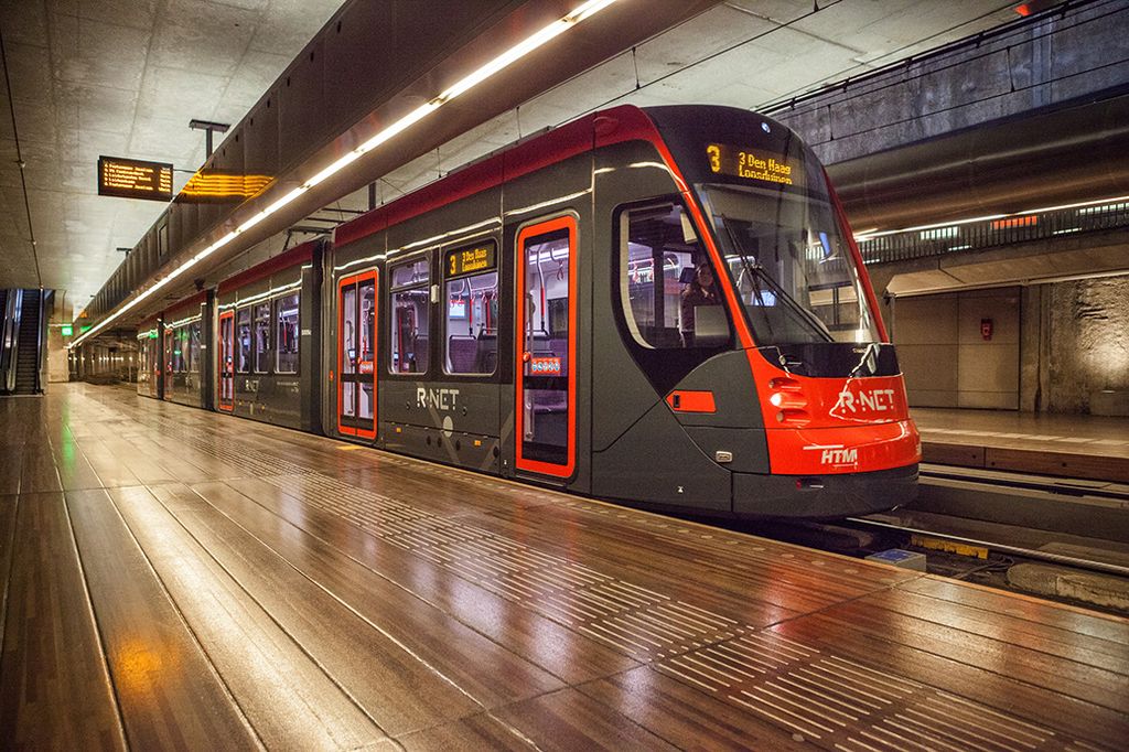 Avenio tram commences passenger service in The Hague