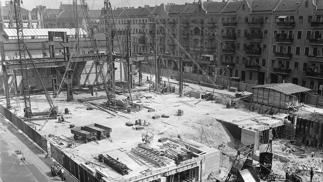 Starting at the north end, construction then began on the new extension’s frame structure across the entire width of the assembly hall