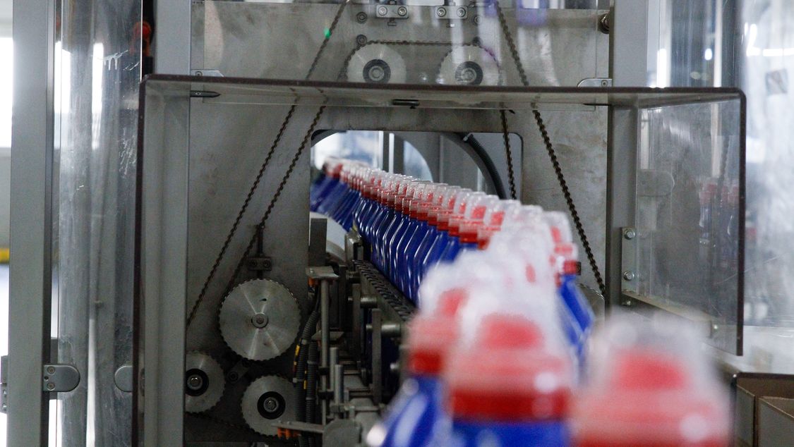 Up to 300 filled bottles per minute pass through this production line at the Spanish Henkel plant