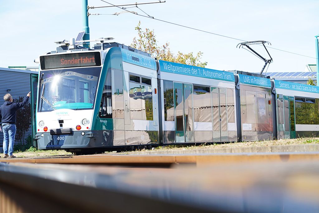 Siemens Mobility präsentiert erste autonom fahrende Straßenbahn der Welt