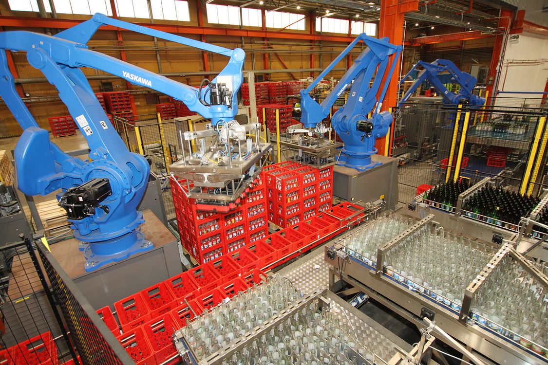 Allt returgods till Spendrups kommer nu till den nya returglassorteringsanläggningen: osorterat in, sorterat ut. Robotpalleteringen, som har byggts av Kopparbergs Robot-Teknik, har I/O i varje robot för signalutbytet och I/O i panelen.