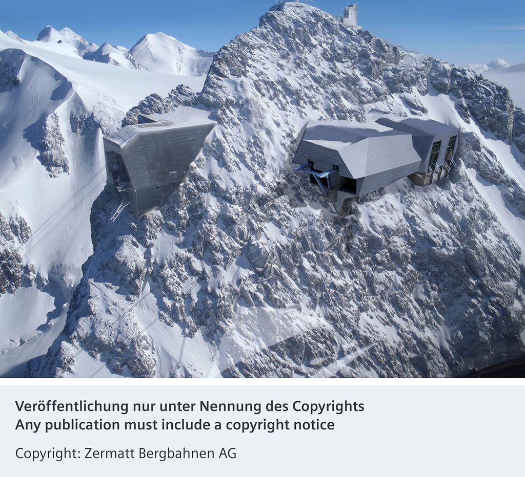 Das Bild zeigt die Seilbahn zum Matterhorn glacier paradise (Klein Matterhorn) im schweizerischen Zermatt.