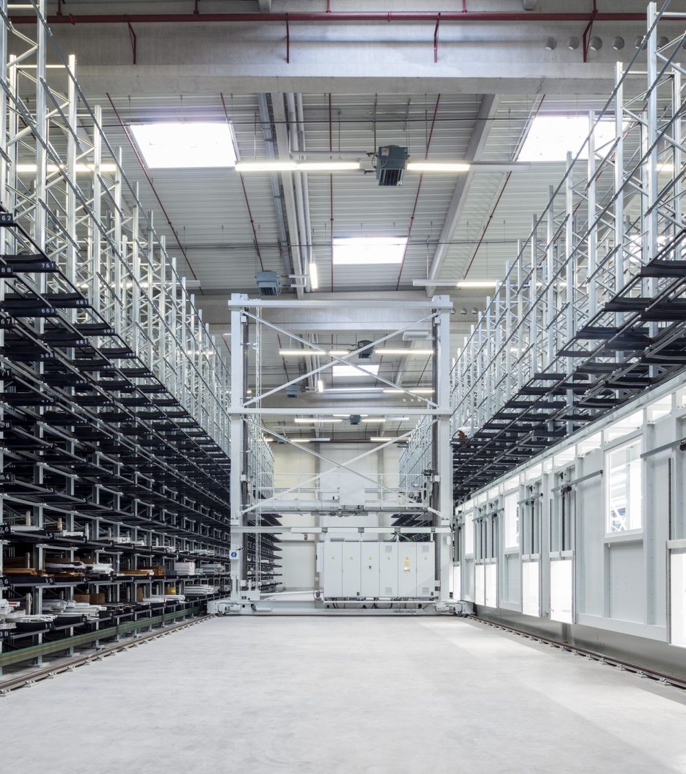 High-bay warehouse of Erfeba Ingo Kneer GmbH as example for shuttles for storage and retrieval systems