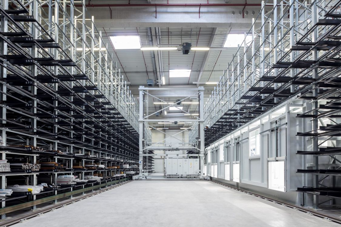 High-bay warehouse of Erfeba Ingo Kneer GmbH as example for shuttles for storage and retrieval systems