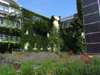 foto do jardim, do préido e das platas fotovoltaícas do hotel sustentável Stadthalle
