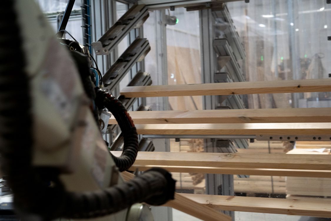 Zastosowanie robotów w fabryce mebli SITS Industry usprawniło procesy klejenia listew i przyczyniło się do poprawy jakości wyrobów końcowych