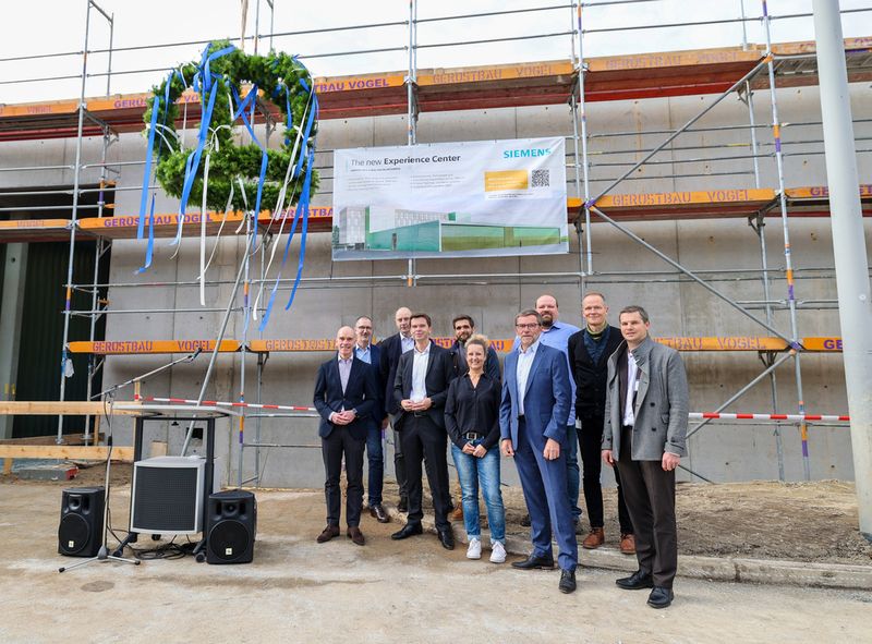 Toppingout ceremony for the new Siemens Digital Experience Center in