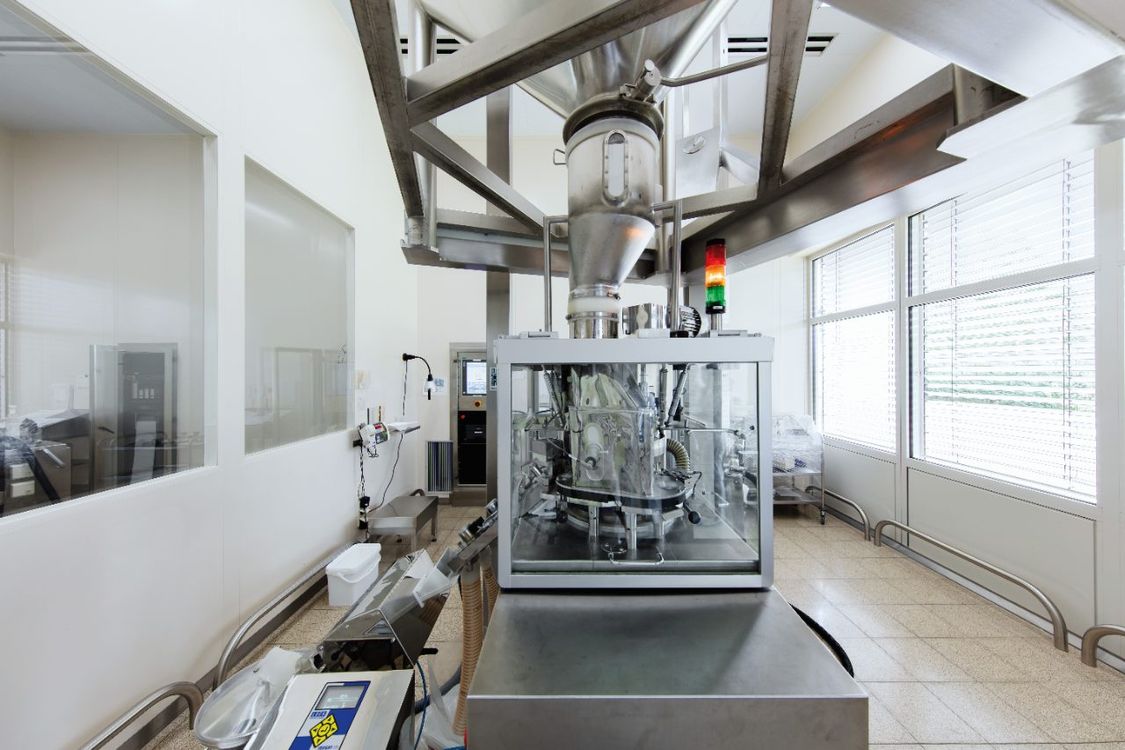 Image of a modern production plant in the pharmaceutical industry