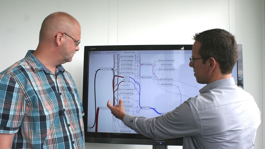 : Michael Metzger (li.) und Hans Jörg Heger diskutieren ein Energiefluss-Diagramm