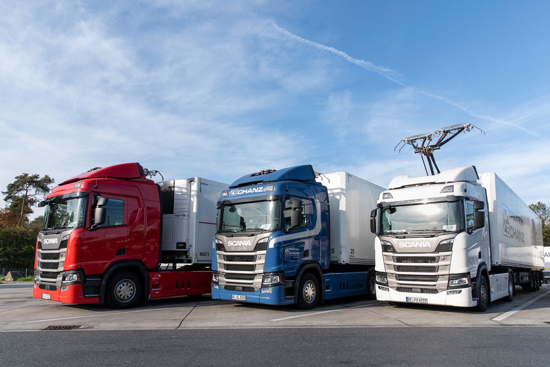 På E16 nord for Stockholm viser Siemens Mobility og Scania, der producerer lastbiler, hvordan man kan reducere emissionerne fra tung transport ved elektrificering.