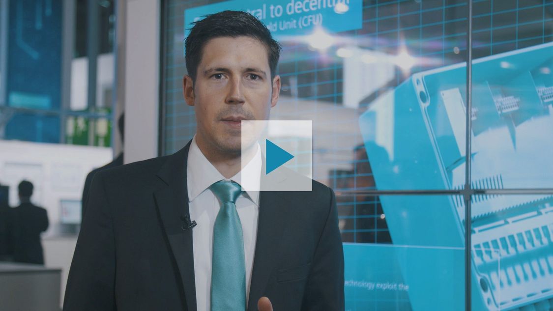 The picture shows Manuel Keldenich. As a Siemens expert in process control technology, he introduces the SIMATIC PCS 7 V9.0 process control system in a podcast that starts when the play button is clicked. 