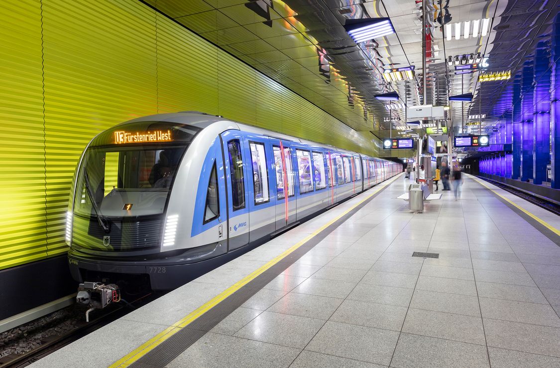Eine Siemens Mobility Inspiro Metro am Bahnsteig einer Metro-Station in München.