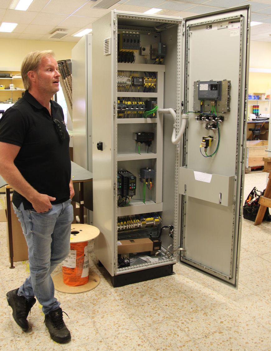 Thomas Alpenberg, kundansvarig på Siemens, i verkstaden i Mariestad där LearningWell bygger alla specialelskåp, från konstruktion till slutmontage, och kvalitetstestar dem innan de skickas till kund.
