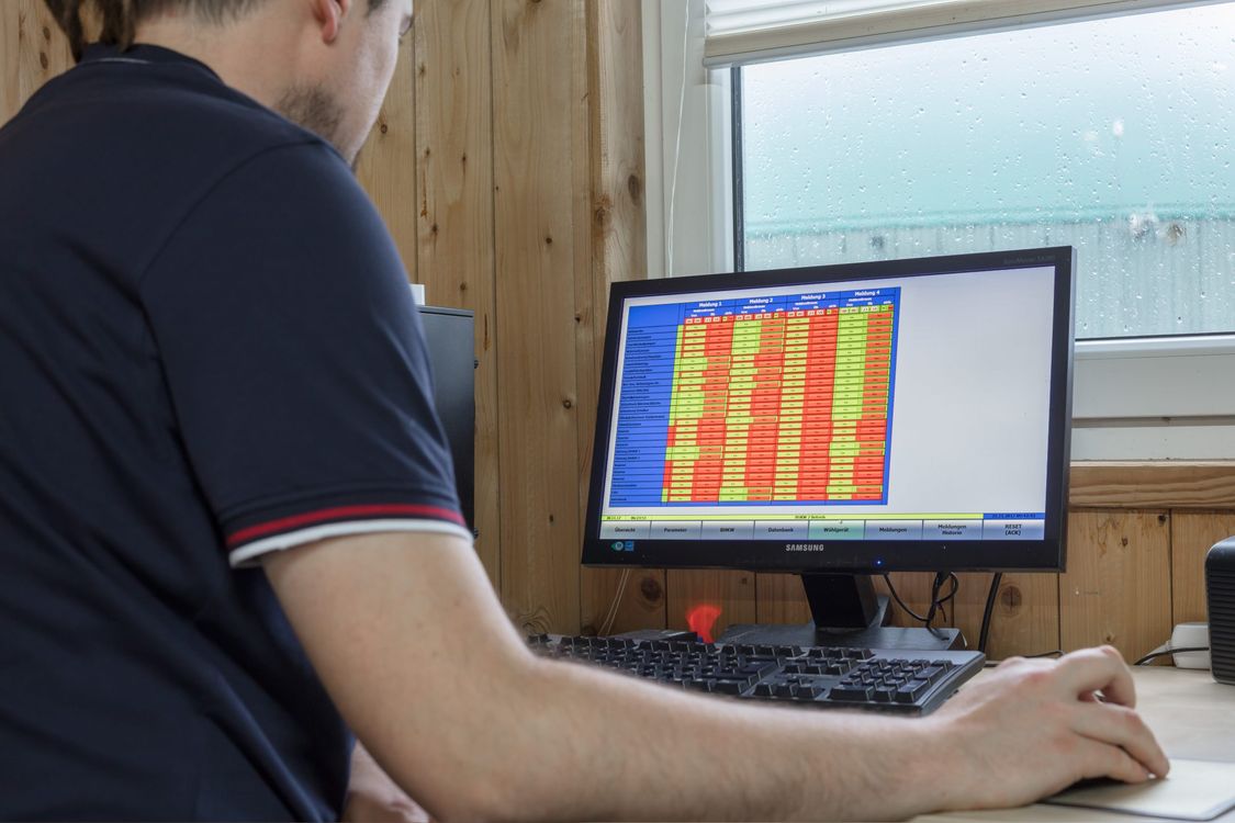 Mann vor Monitor mit Visualisierungslösung von SDS tec