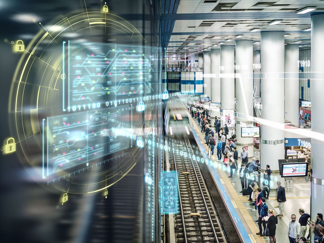 Ein belebter Bahnsteig, mit digitalen Grafikelementen, wie Cybersicherheitssymbolen und Binärcode, demonstriert die Digitalisierung der Mobilität und die damit verbundenen Herausforderungen der Cybersicherheit