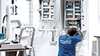 WorldSkills Teilnehmer von Industrial Control installiert Siemens Komponenten in einem Schaltkasten
