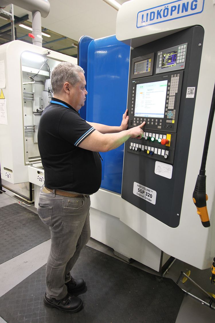 Det högpresterande CNC-styrsystemet Sinumerik 840D solution line är standard på alla bearbetande maskiner, här en planslip.
