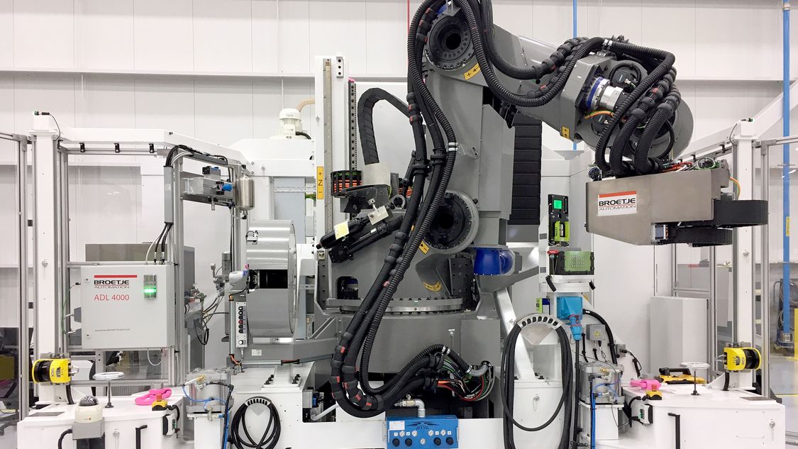 The key element of the Power Robot Assembly Cell (Power RACe) is a 6-axis articulated-arm robot  (Photo: Broetje-Automation)
