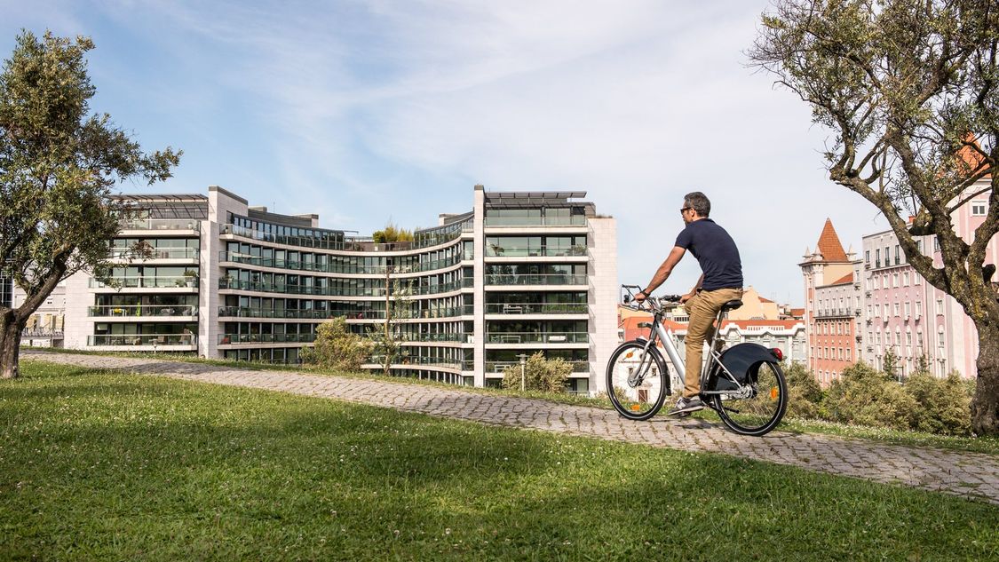 Ein Mann auf einem E-Bike steht stellvertretend für die Vorteile von Mobility as a Service bei End-to-End-Reisen