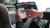 Mann in Zugführerkabine nutzt die Easy Spare IDea App auf einem Tablet, um ein spezielles Ersatzteil zu identifizieren