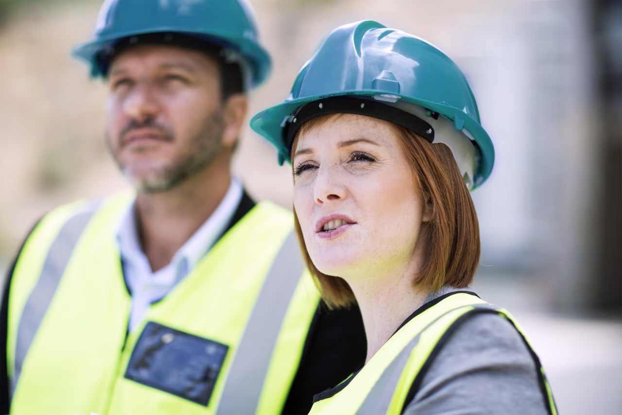 Zwei Projektmanager auf einer Baustelle Projektmanagement
