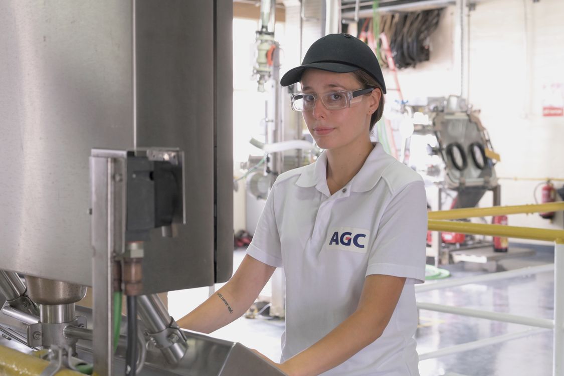 Papierloze overdracht van taken: Werknemer in de fabriek van AGC in Barcelona