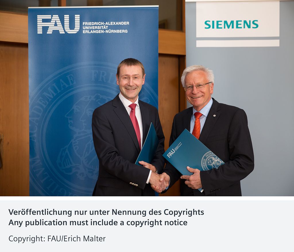 Prof. Dr. Karl-Dieter Grüske (rechts), Präsident der Friedrich-Alexander-Universität Erlangen-Nürnberg (FAU) und Klaus Helmrich (links), Technik- und Personalvorstand der Siemens AG