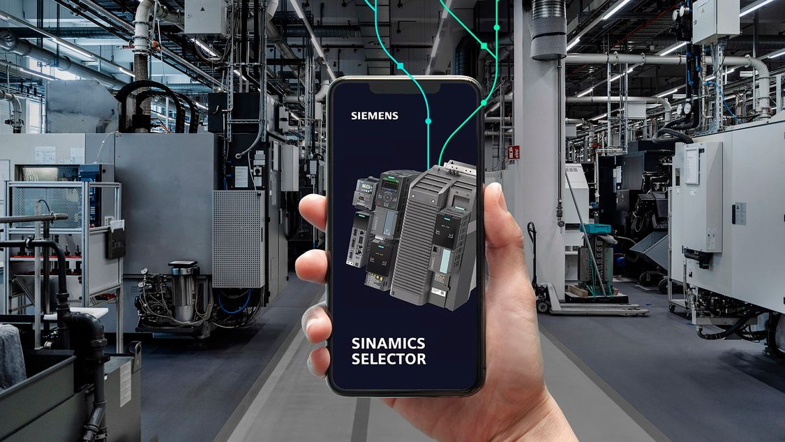 An image that shows a production hall and a hand holding a smartphone. The screen shows various frequency converters and the title “SINAMICS Selector”. 