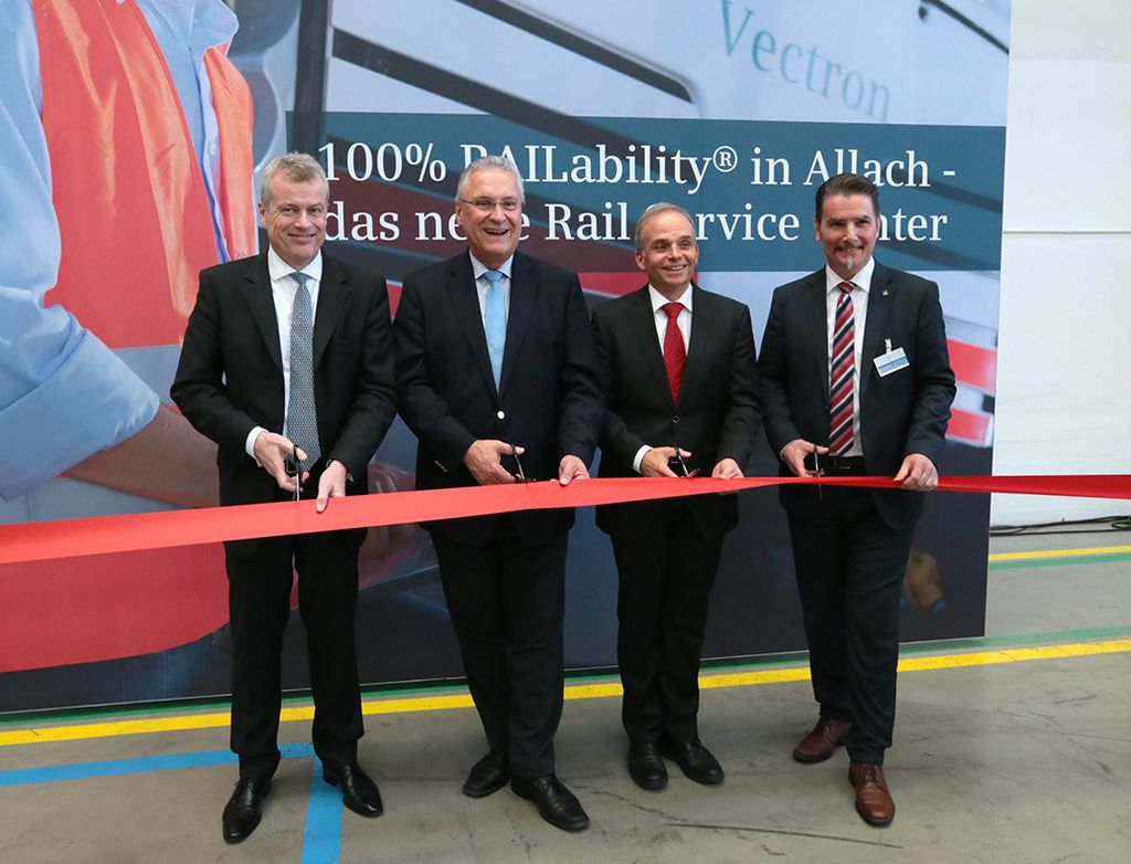 Today saw Bavaria's Transport Minister Joachim Herrmann and Jochen Eickholt, CEO of Siemens Mobility Division, open the Siemens Service Center for Locomotives in Munich-Allach, Germany