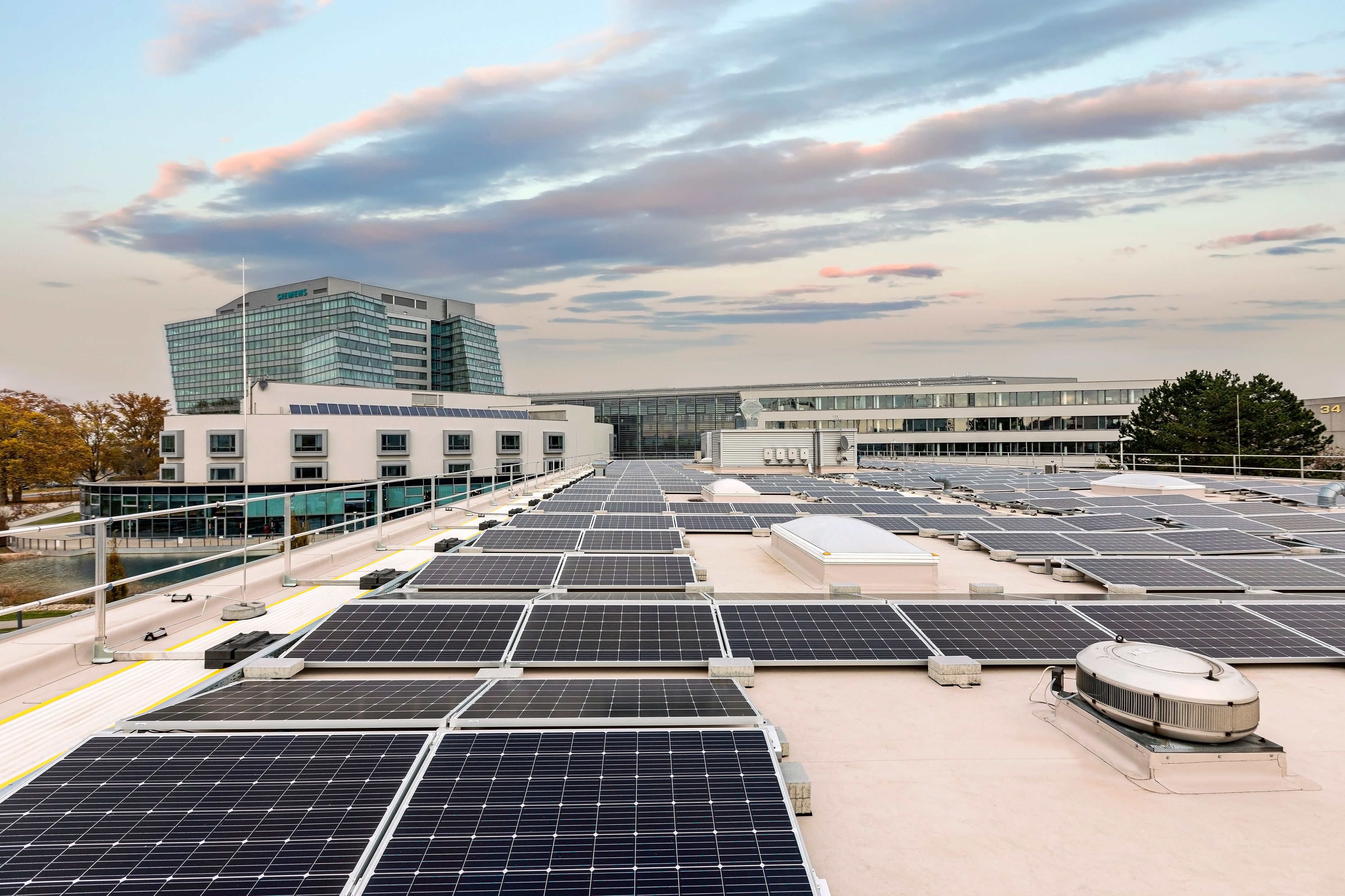 Mikrogridre kapcsolt napelemek a bécsi Siemens-irodaház tetőjén.Forrás: Siemens