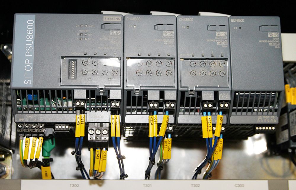Digital Metal ville ha en modern, kompakt, stabil och pålitlig strömförsörjning. Valet föll på Sitop PSU8600, med vars Ethernetport man kan övervaka strömförsörjningen i realtid. Både diagnostik och strömförbrukning kan fås ut på respektive kanaler. ”Vi ville också försäkra oss om att strömförsörjningen skulle fungera även om det blev störningar på nätet. Vi kompletterade Sitop PSU8600 med en buffertmodul, BUF8600, som tar hand om de små nätstörningarna som kan uppstå”, säger Patrik Zettervall på Elbe Automatic som bygger apparatskåpen.