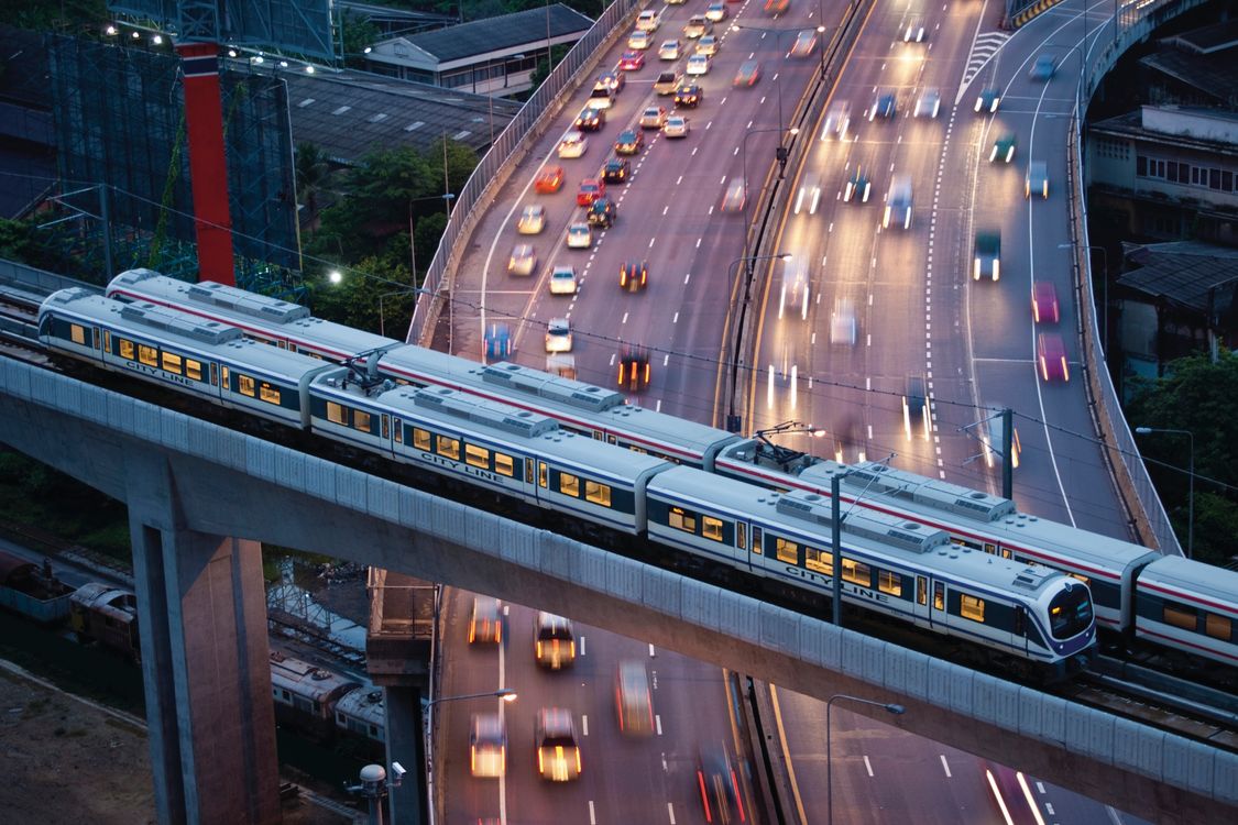 Eine U-Bahn in Bangkok mit reibungslosem Verkehr im Hintergrund zeigt die Vorteile von schnellen und effizienten Bahnreisen für Städte