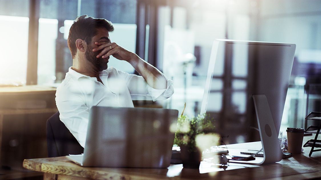 Un jeune homme d'affaires à la recherche de stress tout en travaillant tard dans le bureau.