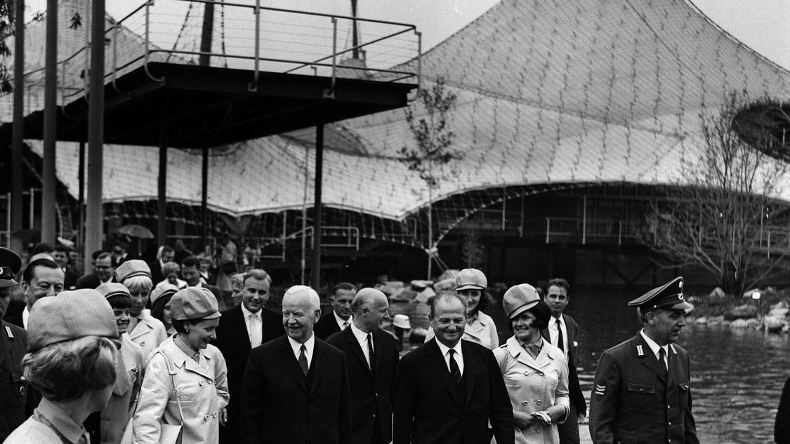 Peter von Siemens und Bundespräsident Heinrich Lübke vor dem Deutschen Pavillon, 1967