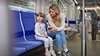 Eine Mutter und ihre Tochter in einer Siemens Mobility Inspiro Metro in München