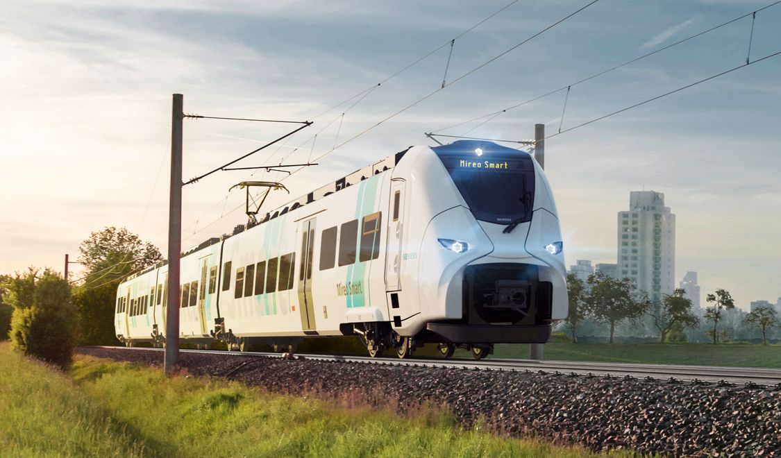 Focused on efficiency: The Mireo Smart runs as regional train in regional traffic through a landscape.