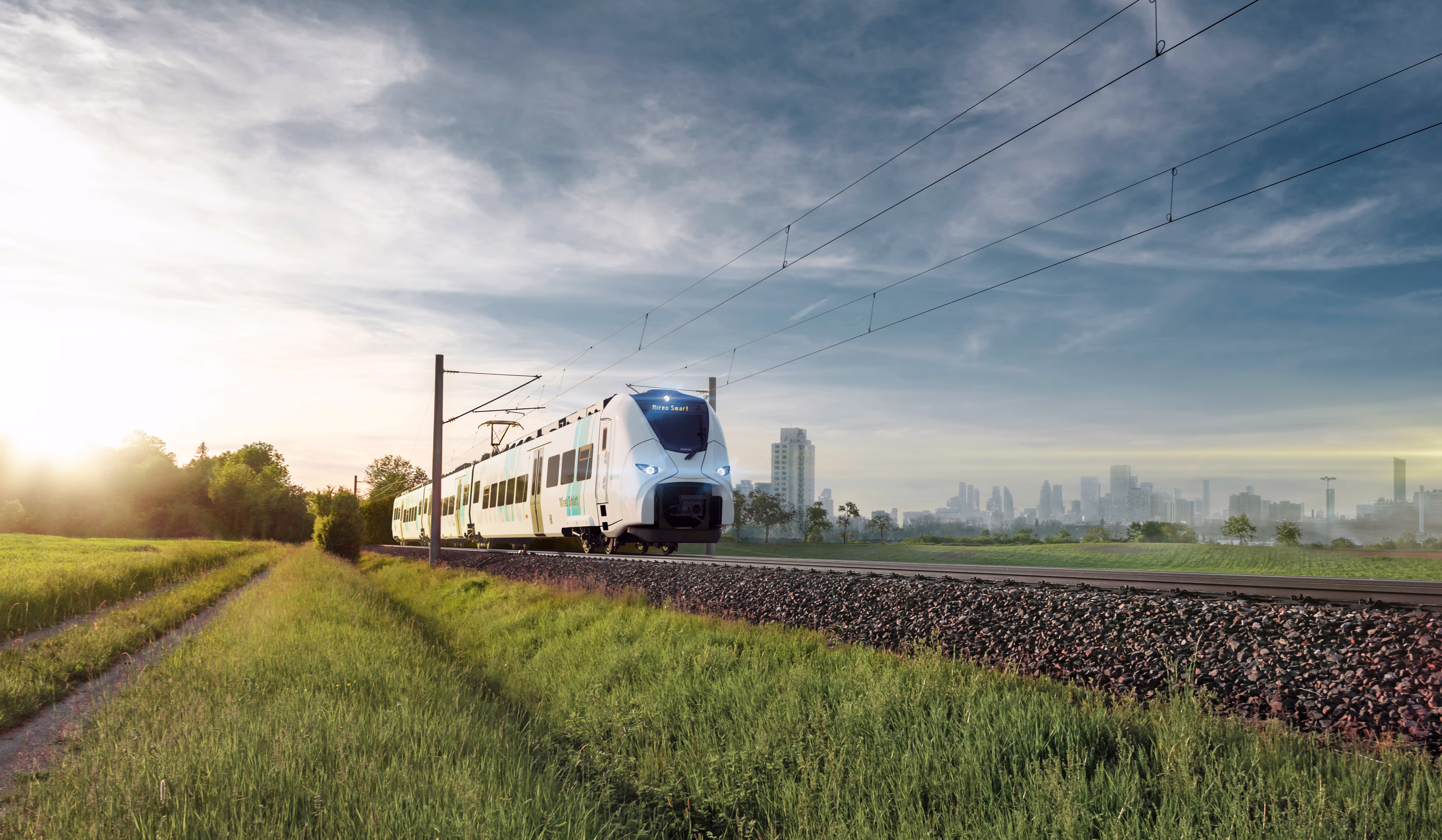 Auf Effizienz fokussiert: Der Mireo Smart fährt als Regionalzug im Nahverkehr durch eine Landschaft. Mireo Smart