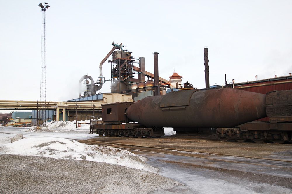Loken transporterar 600 ton tunga järntorpeder, ”cigarrer” med 1 500-gradigt smält råjärn som ska bearbetas till stål, från masugnen till stålverket samt restprodukter – slaggskänk – till slaggtippen. 