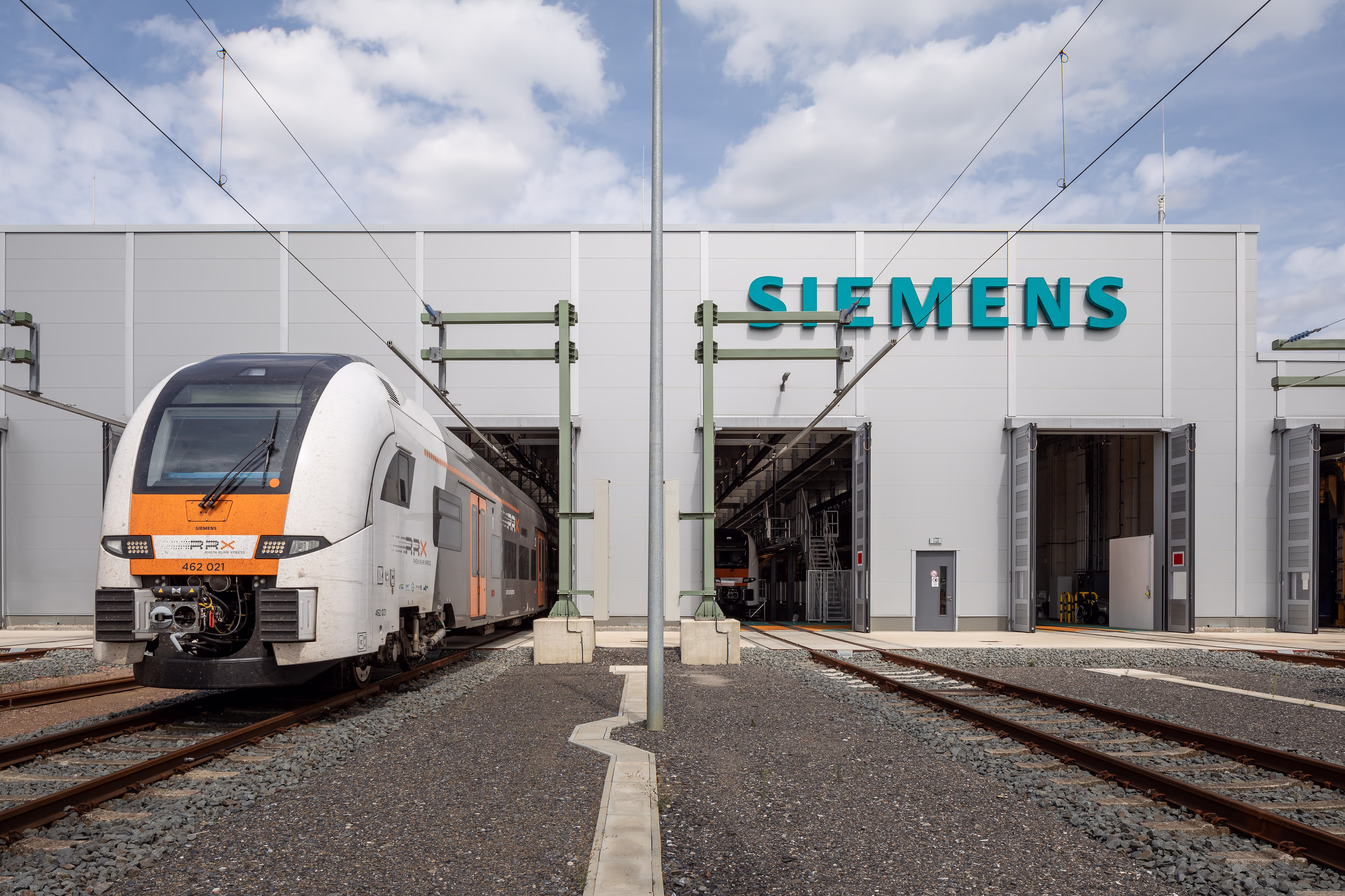 Zug bei der Einfahrt in ein Siemens Service Center